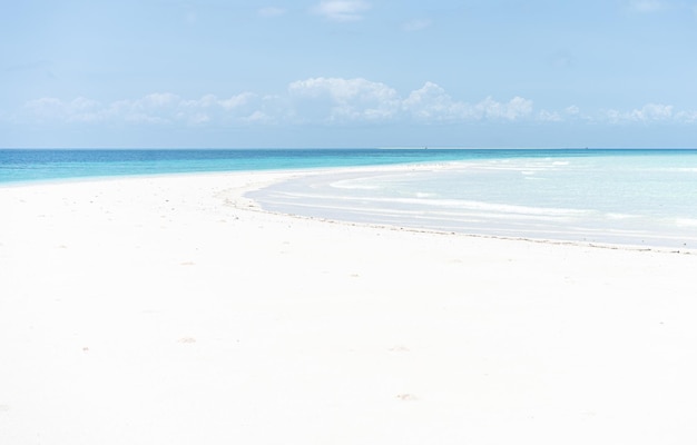 Schöner tropischer weißer Sandstrand und Meer