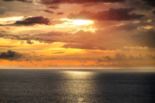 Schöner türkisfarbener Ozean verzichtet mit Booten und sandiger Küstenlinie vom hohen Aussichtspunkt. Kata und Karon Strände, Phuket, Thailand