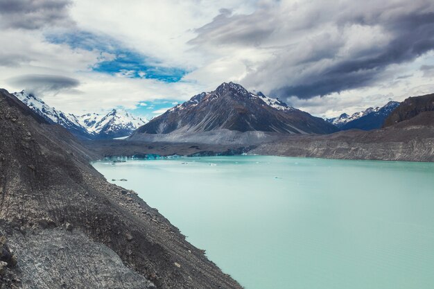 Schöner türkisfarbener Tasman Glacier Lake und Rocky Mountains in den Wolken, Mount Cook National Park, Südinsel, Neuseeland