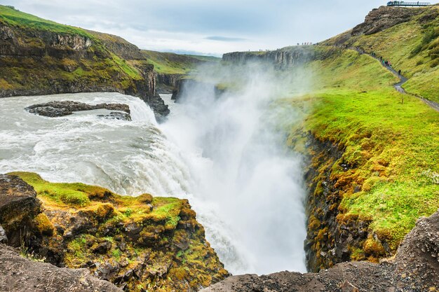 Schöner und berühmter Wasserfall Gullfoss, Island