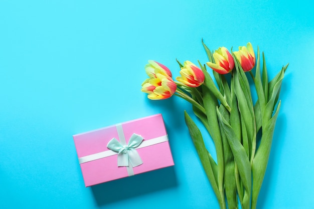 Schöner und bunter Strauß Tulpen und Geschenkbox