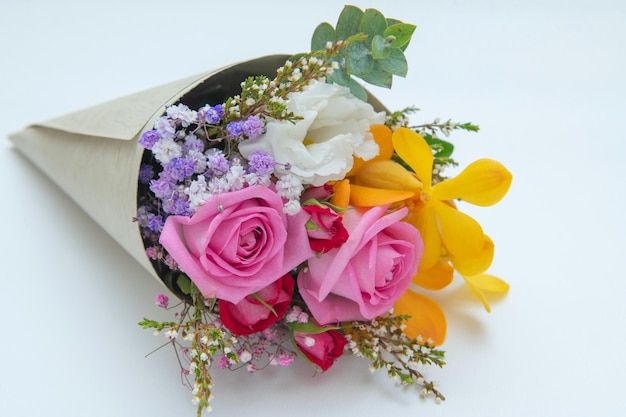 Schöner und romantischer Blumenstrauß auf weißem Hintergrund Rosenorchidee Glockenblume Gypsophila