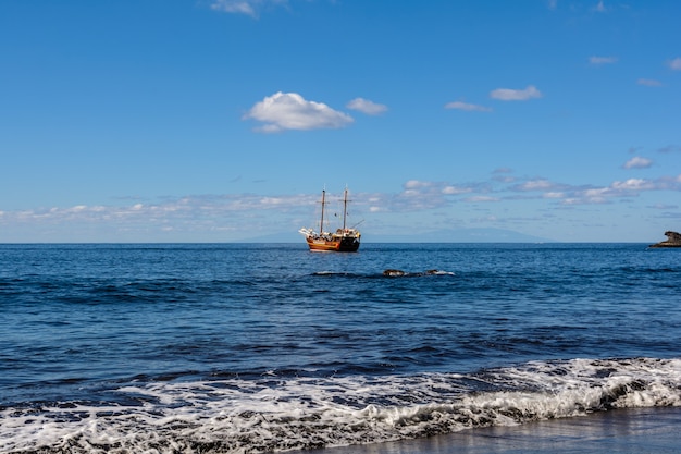 Schöner und ruhiger Strand Masca. Piratenschiff, das zur Insel kommt. Vulkaninsel. Berge der Insel Teneriffa, Kanarische Inseln, Spanien