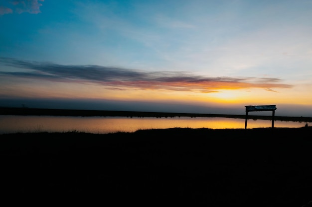 schöner und spektakulärer kolumbianischer Sonnenaufgang mit einer Person, die Sie lieben