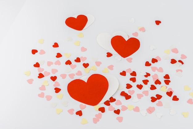 Schöner Valentinsgrußtageshintergrund mit roten Herzen
