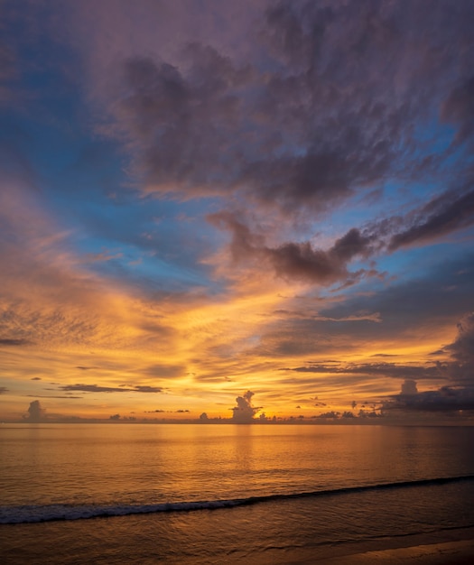 Schöner vertikaler Sonnenuntergang des Panoramas über dem Muschelmeer mit Wolkenhimmelszene