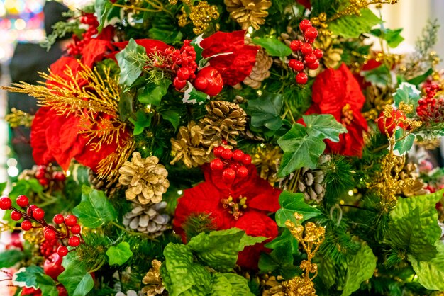 Schöner verzierter Weihnachtsbaum am Silvesterabend