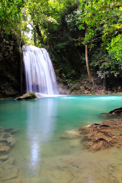 Schöner Wasserfall bei Erawan Nationalpark in Kanchanaburi, Thailand