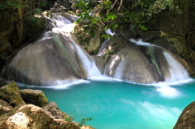 Schöner Wasserfall bei Erawan Nationalpark in Kanchanaburi, Thailand