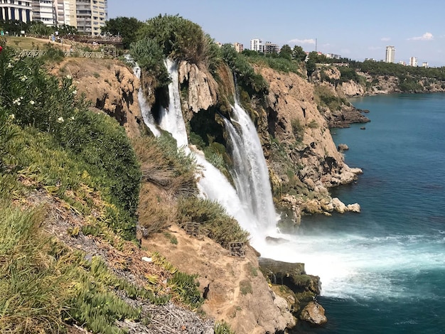 Schöner Wasserfall, der ins Meer fällt Großer Wasserfall