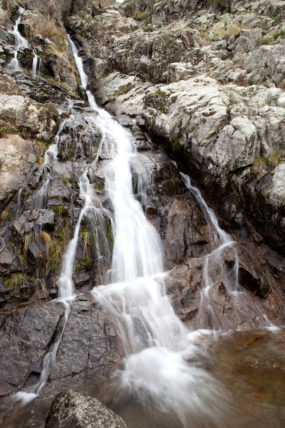 Schöner Wasserfall fallen