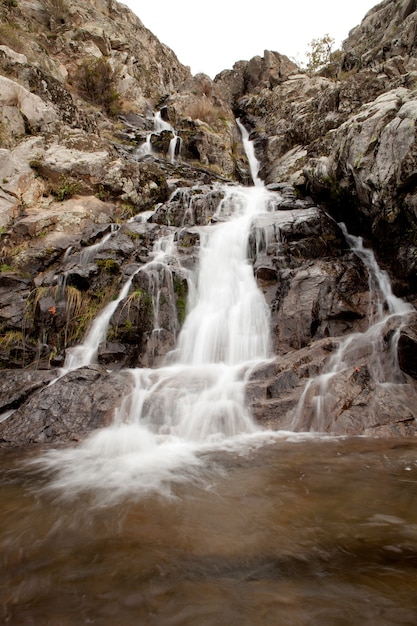 Schöner Wasserfall fallen