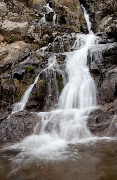 Schöner Wasserfall fallen