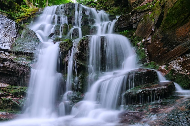 Schöner Wasserfall im Karpatenwald