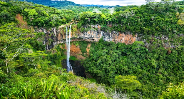 Schöner Wasserfall im Nationalpark von Mauritius Chamarel