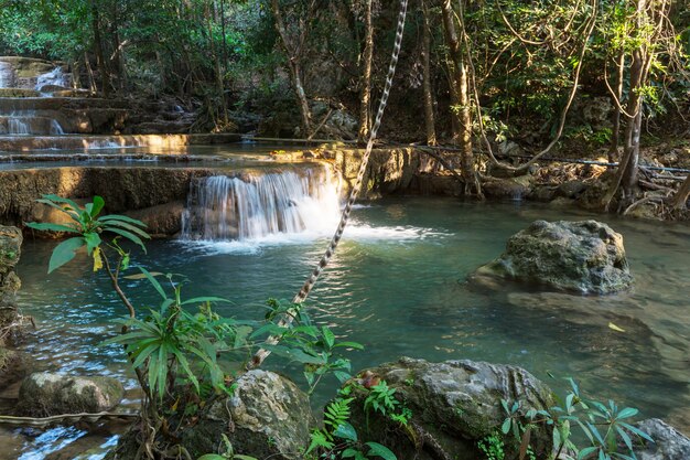 Schöner Wasserfall im Regenwald, Provinz Kanchanaburi, Südostasien, Thailand