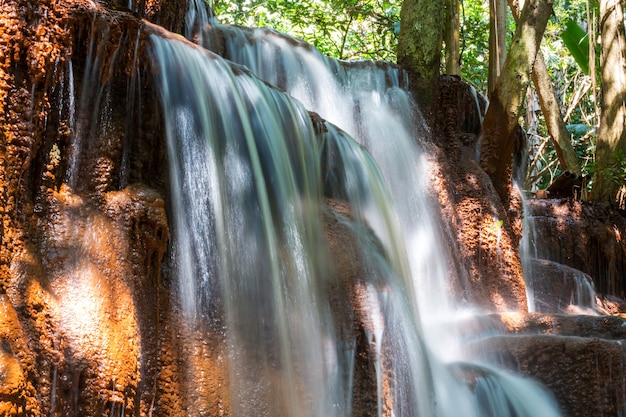 Schöner Wasserfall im Regenwald, Provinz Kanchanaburi, Südostasien, Thailand