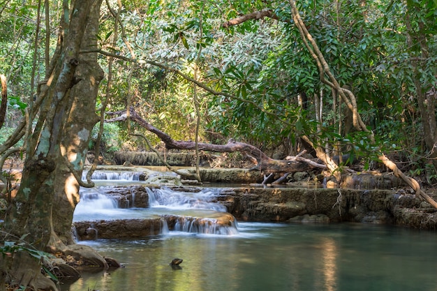 Schöner Wasserfall im Regenwald, Provinz Kanchanaburi, Südostasien, Thailand