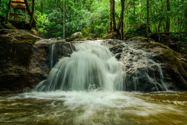 Schöner Wasserfall im Sommer.