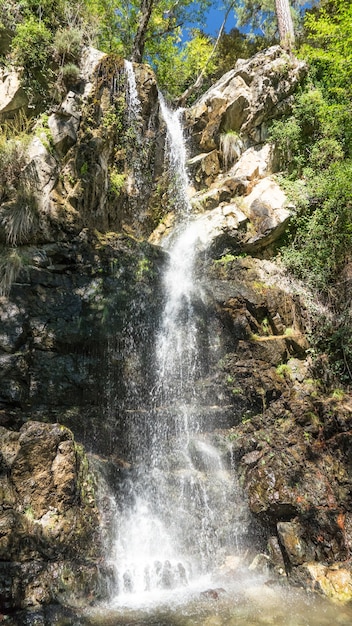 Schöner Wasserfall im Wald. Berge von Troodos, Zypern 2020