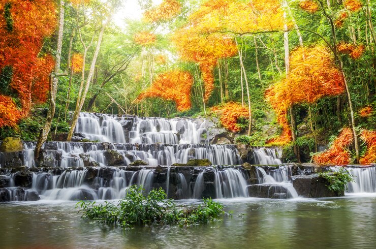 Schöner Wasserfall im Wald, Sam lan Wasserfall, Thailand