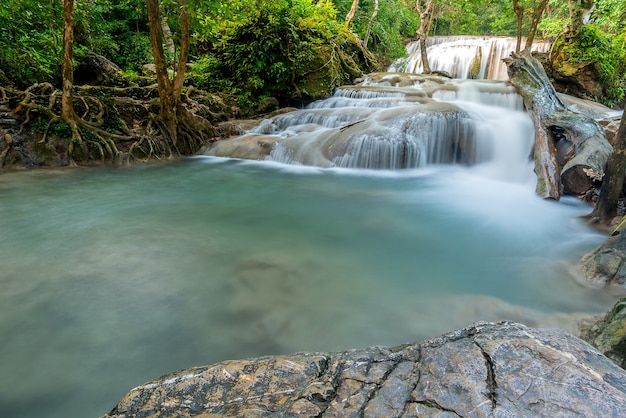schöner Wasserfall im Wald. Tropisch und Landschaft. Reisen und Urlaub in Thailand.