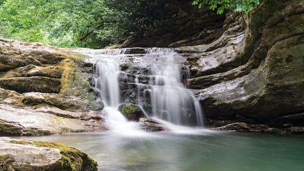 Schöner Wasserfall im Wald von Sotschi, Glubokaya Balka 2019