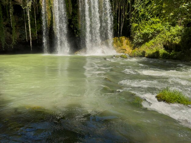 Schöner Wasserfall im Wald