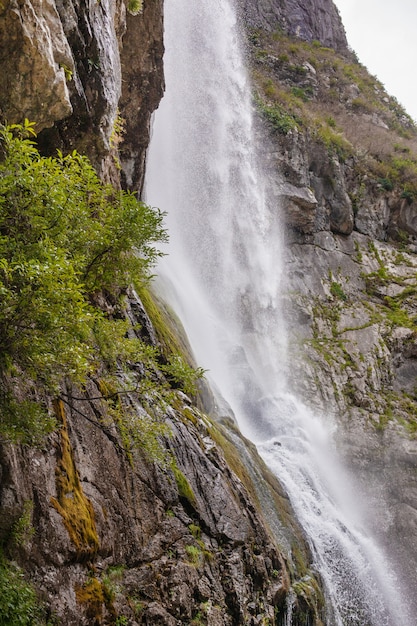 Schöner Wasserfall in den Bergen Abchasiens