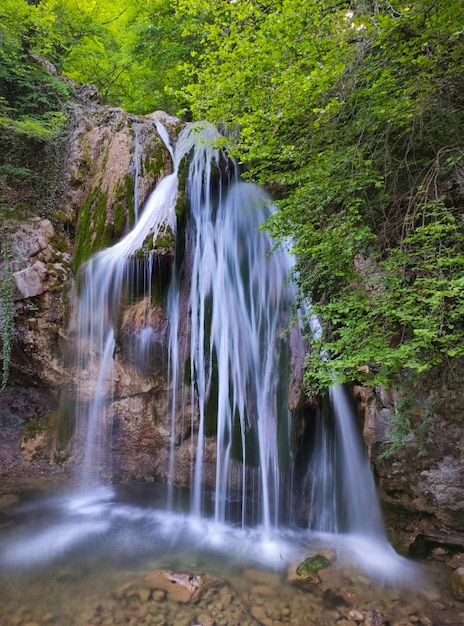 Schöner Wasserfall in den Bergen der Krim