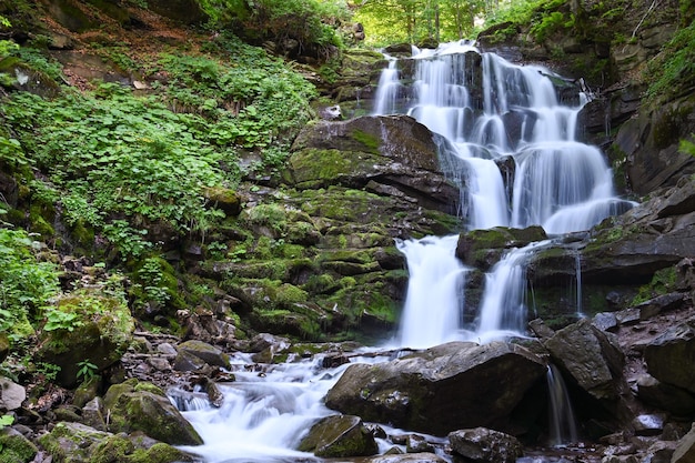 Schöner Wasserfall in den Bergen