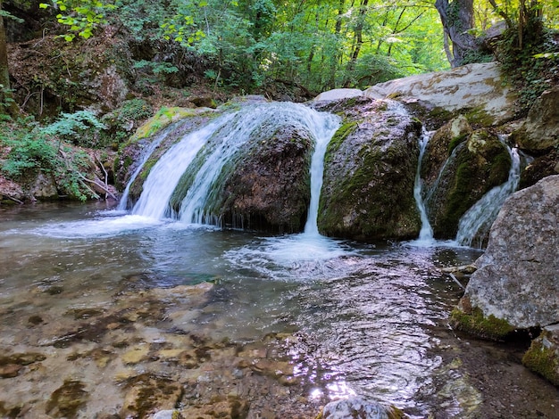 Schöner Wasserfall in der Bergschlucht