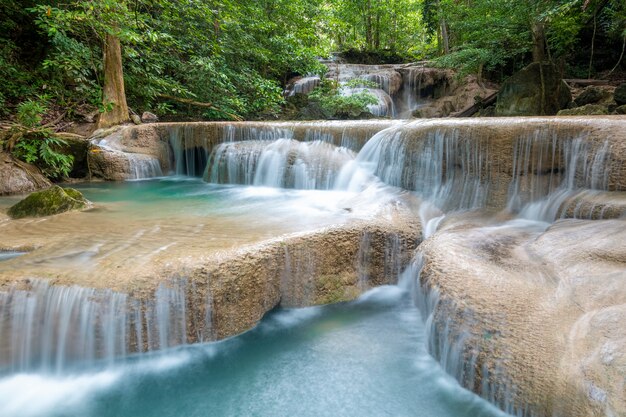 Schöner Wasserfall in Nationalpark Erawan-Wasserfall in Kanchanaburi, Thailand