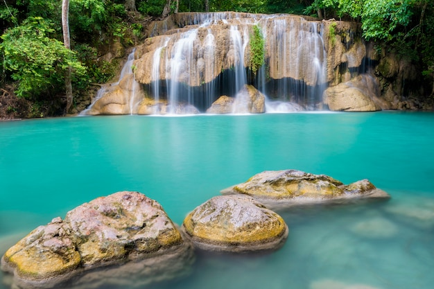 Schöner Wasserfall in Nationalpark Erawan-Wasserfall in Kanchanaburi, Thailand