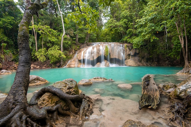 Schöner Wasserfall in Nationalpark Erawan-Wasserfall in Kanchanaburi, Thailand