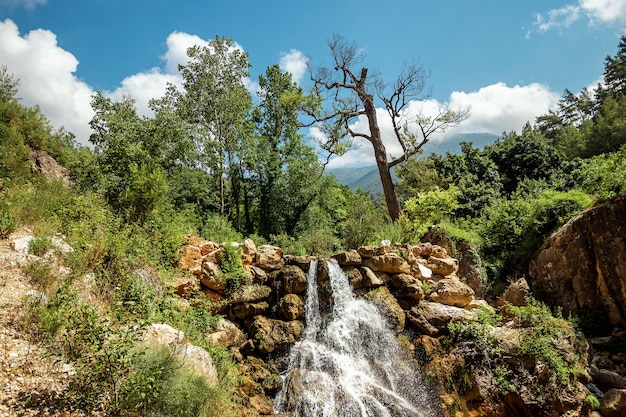 Schöner Wasserfall, unberührte Natur, schöne Aussicht.