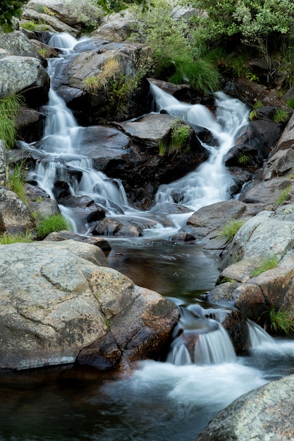 Schöner Wasserfall und große Felsen