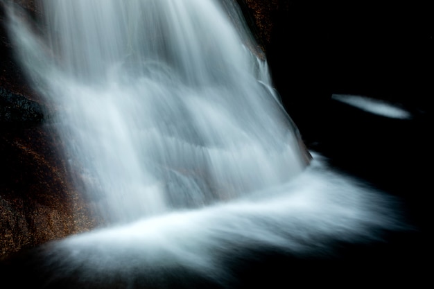 Foto schöner wasserfall und große felsen