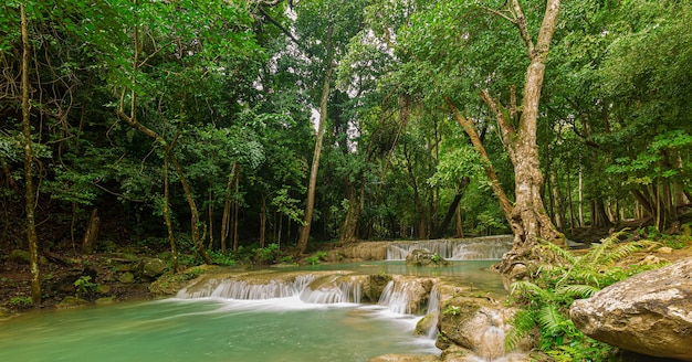 Schöner Wasserfallblick in ThailandPanorama schöner tiefer Waldwasserfall in Thailand