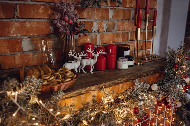 Foto schöner, weihnachtlich dekorierter wohnraum mit weihnachtsbaum und geschenken darunter konzept von happy christmas new year holiday background