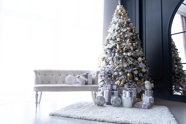 Schöner Weihnachtsbaum drinnen mit Leerraum für Text