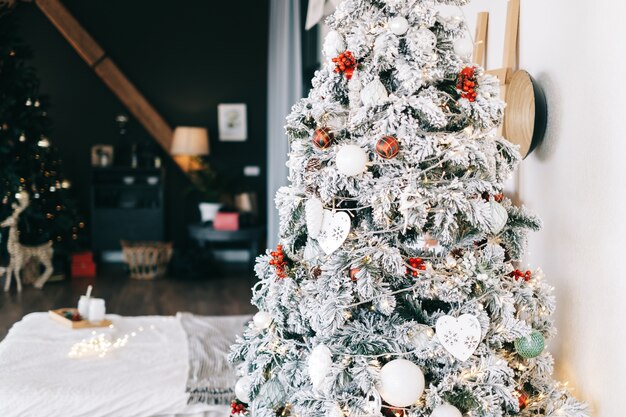 Schöner Weihnachtsbaum im hellen weißen Wohnzimmer.