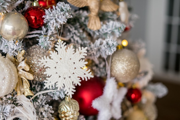 Schöner Weihnachtsbaum mit festlichem Dekor, Nahaufnahme. Weihnachtsbaum verziert mit Weihnachtskugeln hautnah. Konzept des neuen Jahres. Foto in hoher Qualität