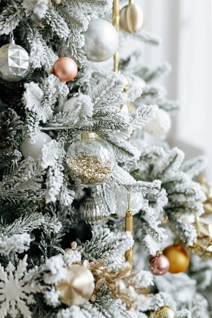 Schöner Weihnachtsbaum mit festlichem Dekor