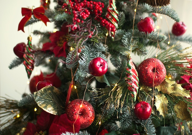 Schöner Weihnachtsbaum mit glänzenden Verzierungen