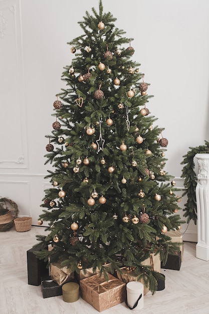 Schöner Weihnachtsbaum mit Kugeln und Girlanden geschmückt