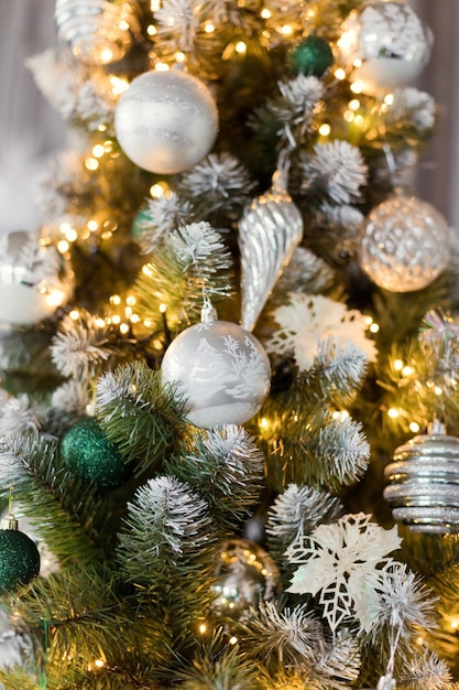Schöner Weihnachtsbaum mit Silberschmuck