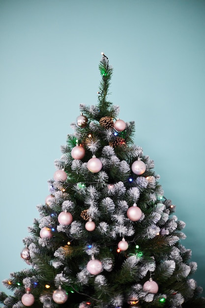 Schöner Weihnachtsbaum mit Spielzeug und Luftballons geschmückt