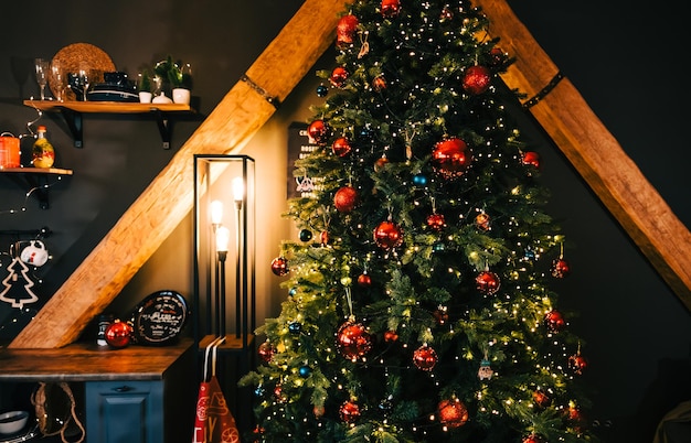 Foto schöner weihnachtsbaum mit wärmegirlande in der küche.