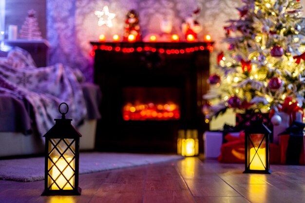 Schöner Weihnachtshintergrund mit brennenden Kerzen und Kamin. Heilig Abend.